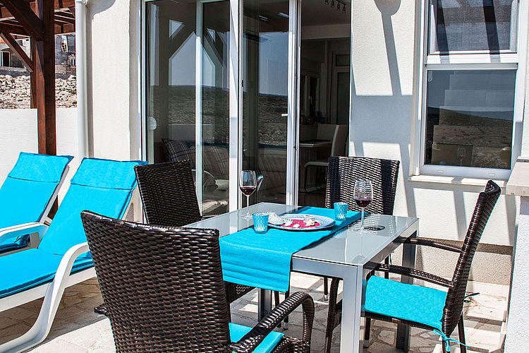 Private Terrasse mit Loungebereich und Essplatz vor der Adria